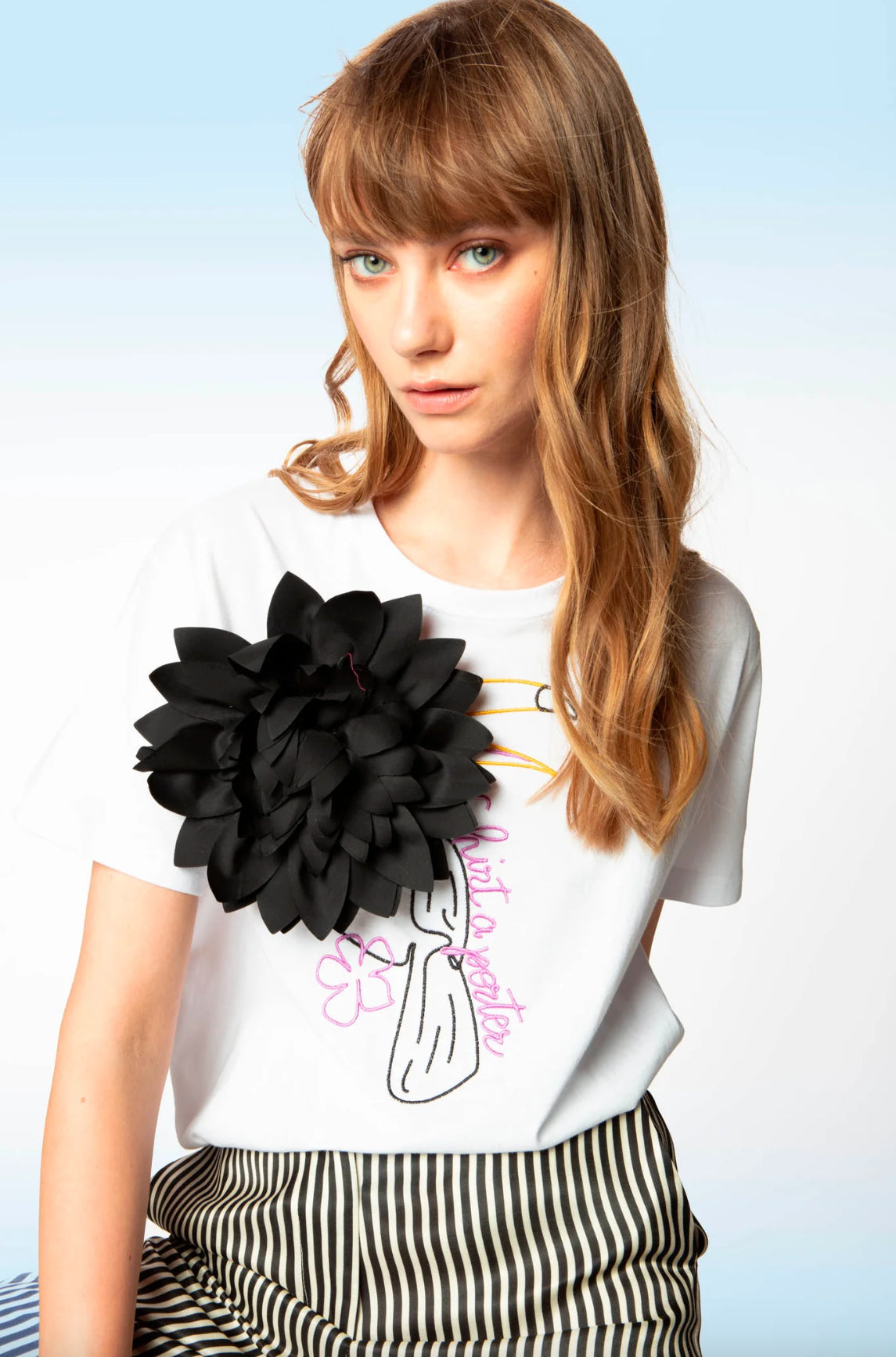 T-shirt con Tucano e Fiore